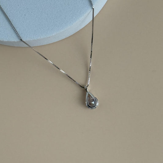 しずく型ネックレス